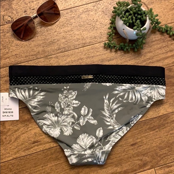 Skye mid waist bikini bottoms in Moana print - Picture 3 of 6